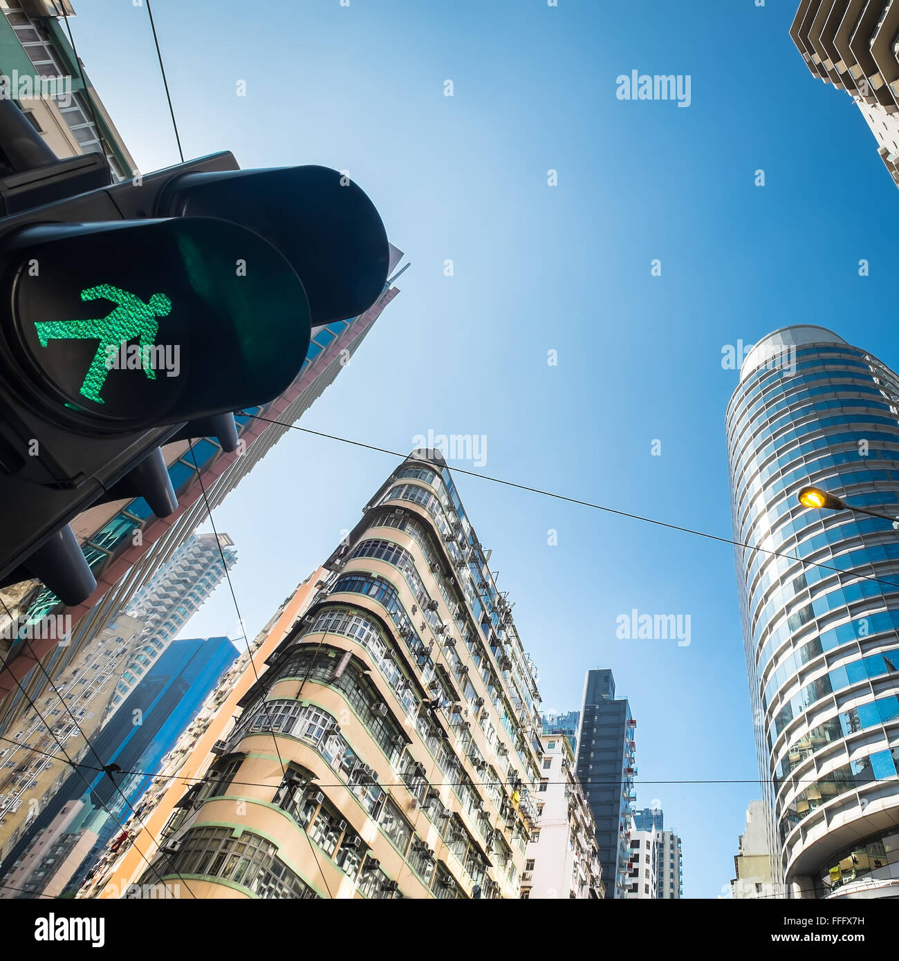 Abstract paesaggio urbano futuristico vista con moderni grattacieli e traffico semaforo Foto Stock