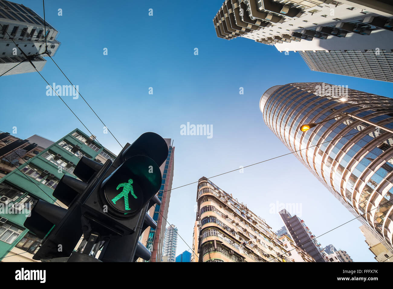 Abstract paesaggio urbano futuristico vista con moderni grattacieli e traffico semaforo Foto Stock