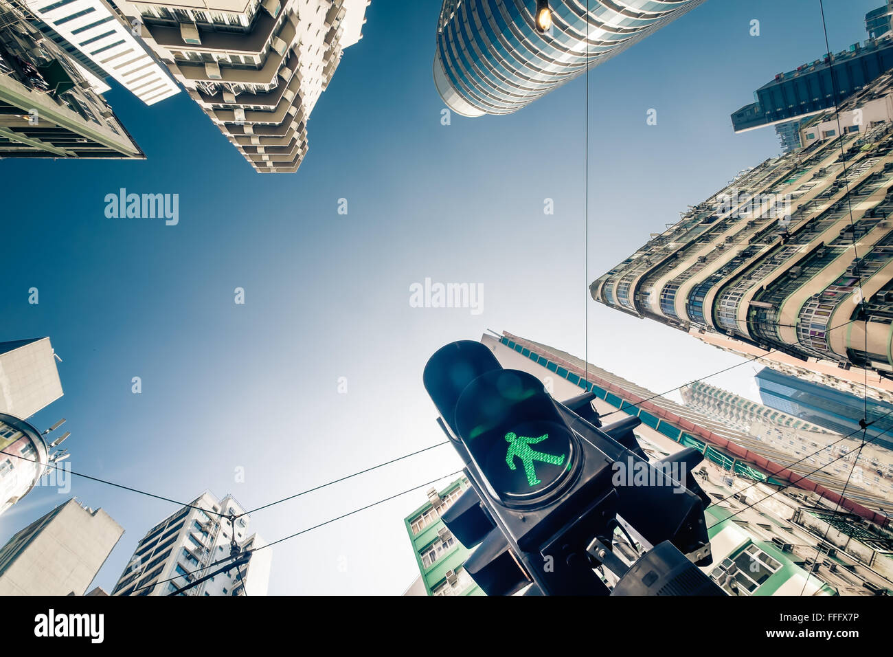 Abstract paesaggio urbano futuristico vista con moderni grattacieli e traffico semaforo Foto Stock