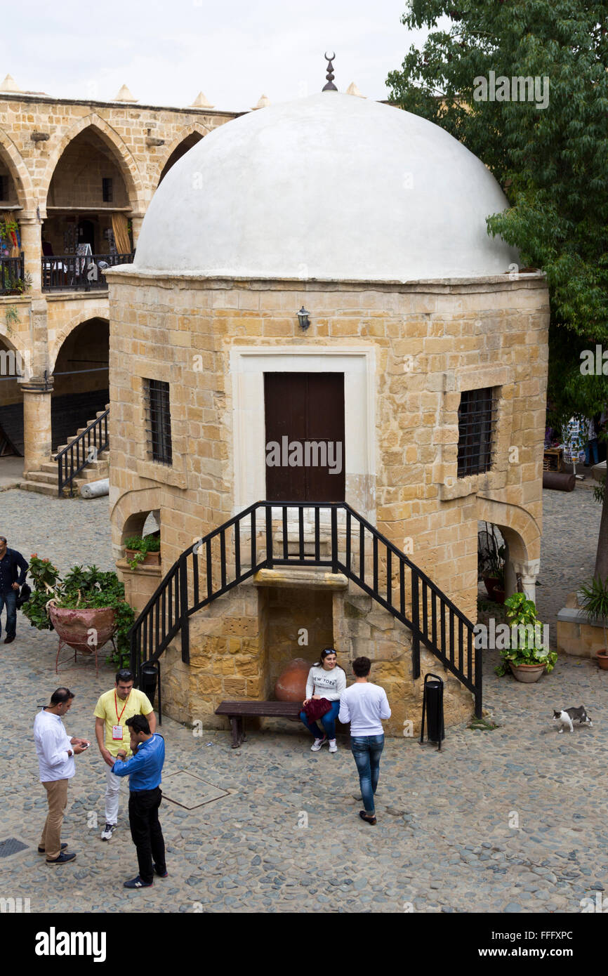 Piccola moschea nel centro corte del Buyuk Han, nella città vecchia, Nicosia, Lefkosa, Repubblica Turca di Cipro del Nord Foto Stock