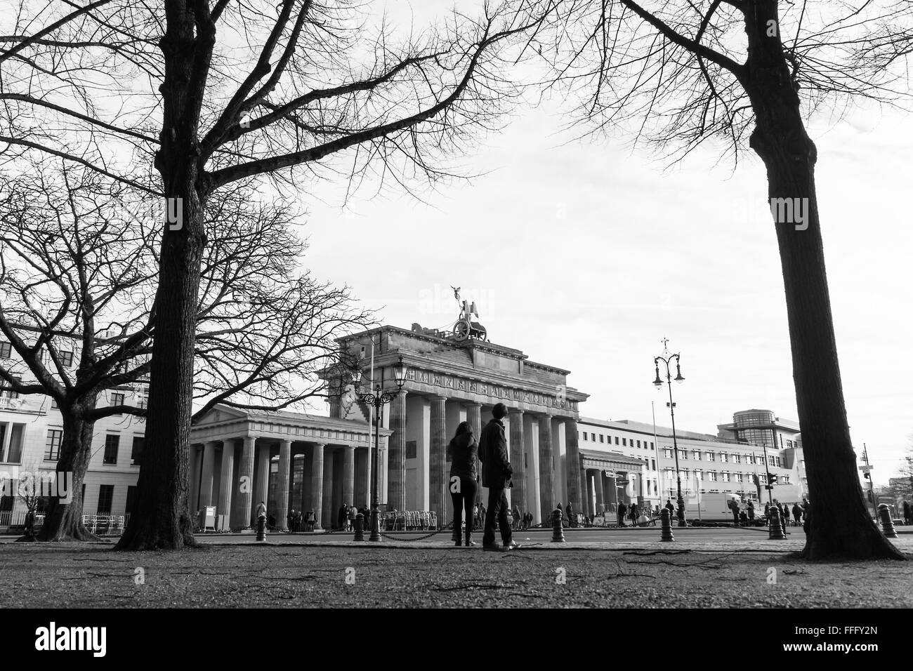 I turisti alla Porta di Brandeburgo a Berlino, Germania Foto Stock