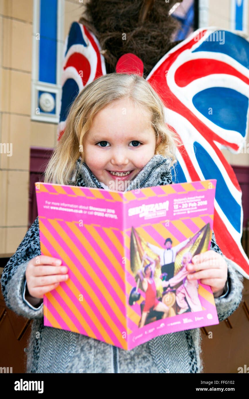 Showzam! Città del circo, giardini invernali, Blackpool, Lancs, Regno Unito 13 Feb 2016. Blackpool annuale del Festival del circo di prestazioni e visiti la località balneare oltre la metà termine rottura. Finanziato dal Consiglio delle Arti & Blackpool Bid, animatori e artisti si prega per le migliaia di visitatori che si sono cimentati in città soprattutto per questo evento annuale. Credito: Cernan Elias/Alamy Live News Foto Stock