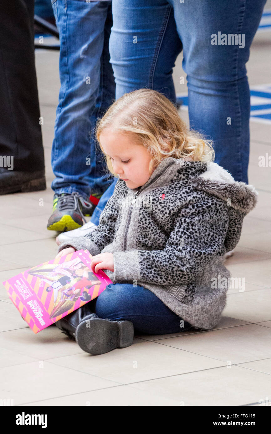 Showzam! Città del circo, giardini invernali, Blackpool, Lancs, Regno Unito 13 Feb 2016. Blackpool annuale del Festival del circo di prestazioni e visiti la località balneare oltre la metà termine rottura. Finanziato dal Consiglio delle Arti & Blackpool Bid, animatori e artisti si prega per le migliaia di visitatori che si sono cimentati in città soprattutto per questo evento annuale. Credito: Cernan Elias/Alamy Live News Foto Stock
