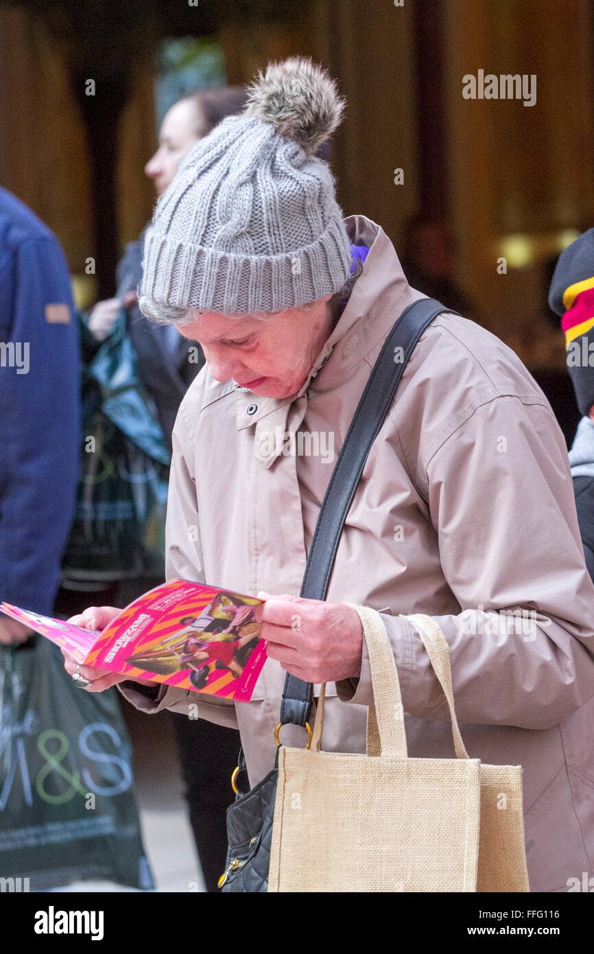 Showzam! Città del circo, giardini invernali, Blackpool, Lancs, Regno Unito 13 Feb 2016. Blackpool annuale del Festival del circo di prestazioni e visiti la località balneare oltre la metà termine rottura. Finanziato dal Consiglio delle Arti & Blackpool Bid, animatori e artisti si prega per le migliaia di visitatori che si sono cimentati in città soprattutto per questo evento annuale. Credito: Cernan Elias/Alamy Live News Foto Stock
