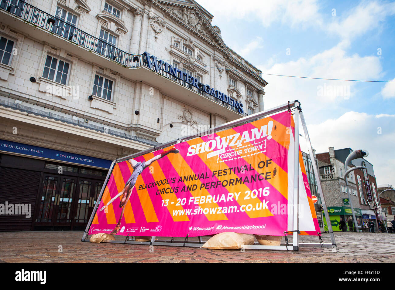 Showzam! Città del circo, giardini invernali, Blackpool, Lancs, Regno Unito 13 Feb 2016. Blackpool annuale del Festival del circo di prestazioni e visiti la località balneare oltre la metà termine rottura. Finanziato dal Consiglio delle Arti & Blackpool Bid, animatori e artisti si prega per le migliaia di visitatori che si sono cimentati in città soprattutto per questo evento annuale. Credito: Cernan Elias/Alamy Live News Foto Stock