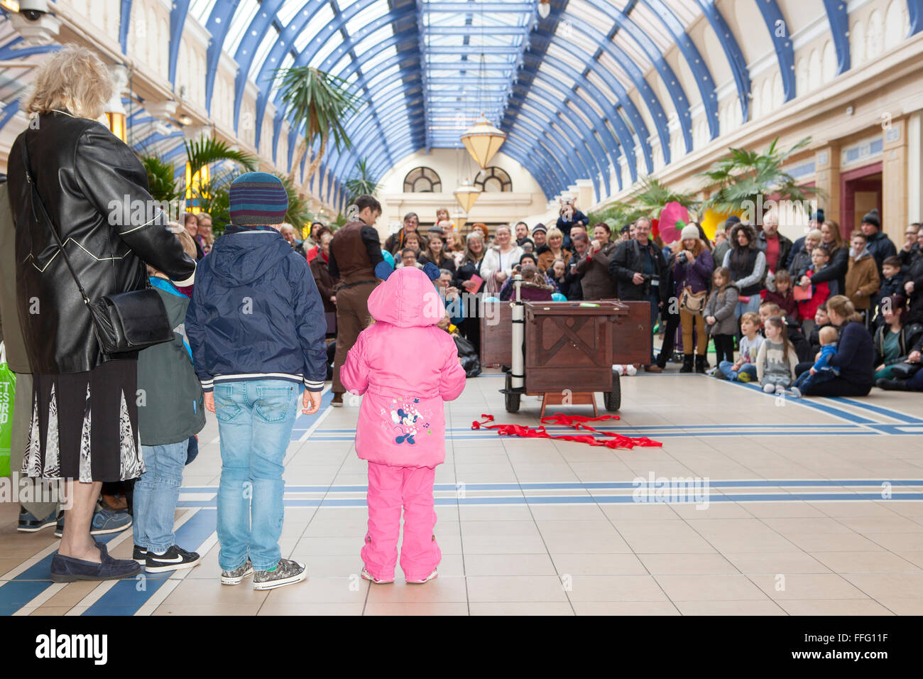 Showzam! Città del circo, giardini invernali, Blackpool, Lancs, Regno Unito 13 Feb 2016. Blackpool annuale del Festival del circo di prestazioni e visiti la località balneare oltre la metà termine rottura. Finanziato dal Consiglio delle Arti & Blackpool Bid, animatori e artisti si prega per le migliaia di visitatori che si sono cimentati in città soprattutto per questo evento annuale. Credito: Cernan Elias/Alamy Live News Foto Stock