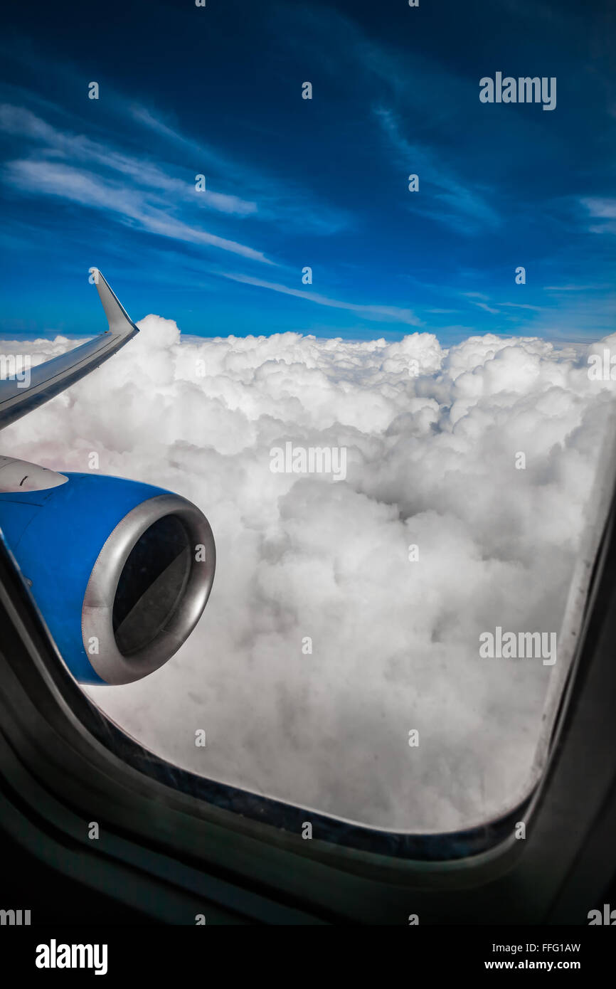 Immagine classica attraverso il finestrino per aerei sul motore a getto Foto Stock