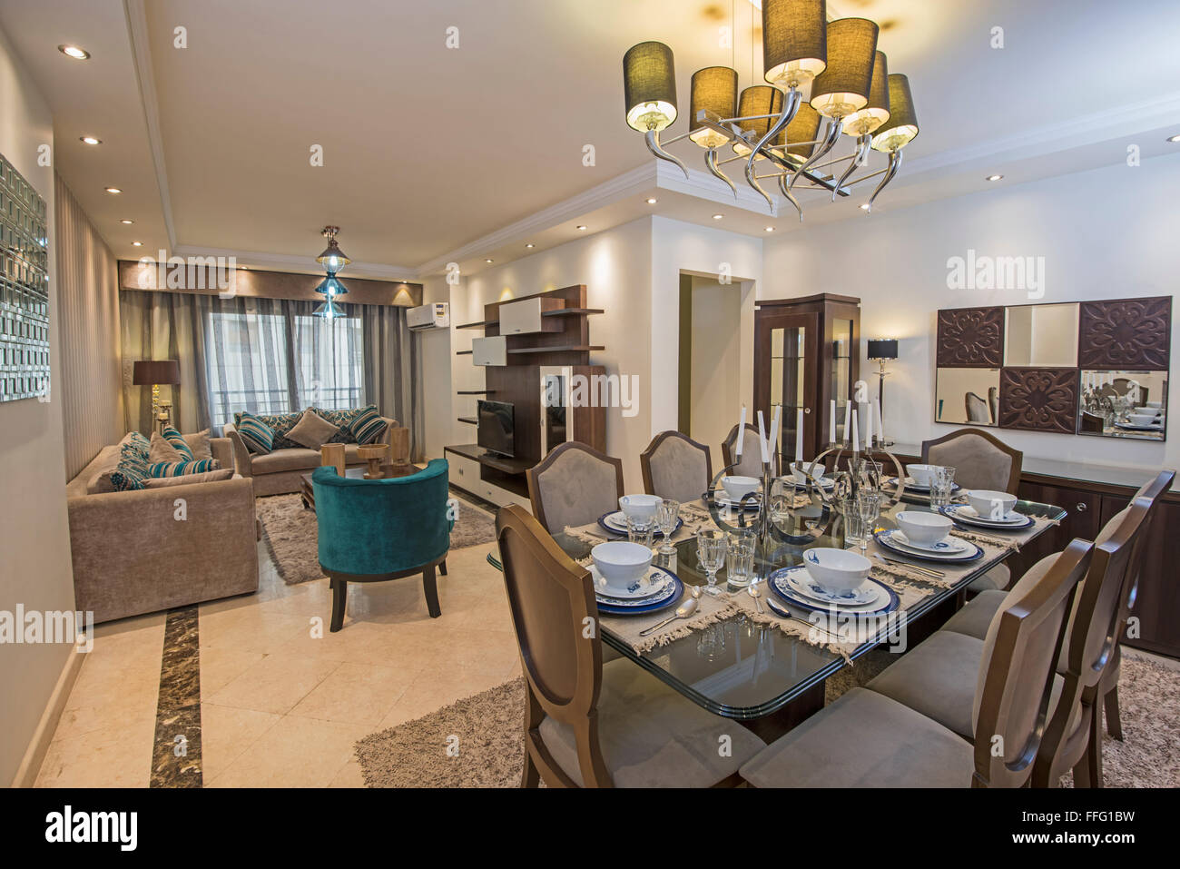 Il design degli interni di un appartamento di lusso show home area soggiorno e salotto con tavolo da pranzo Foto Stock