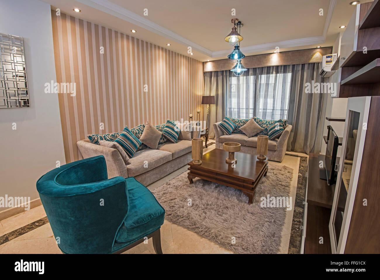 Il design degli interni di un appartamento di lusso show home area salotto e lounge Foto Stock