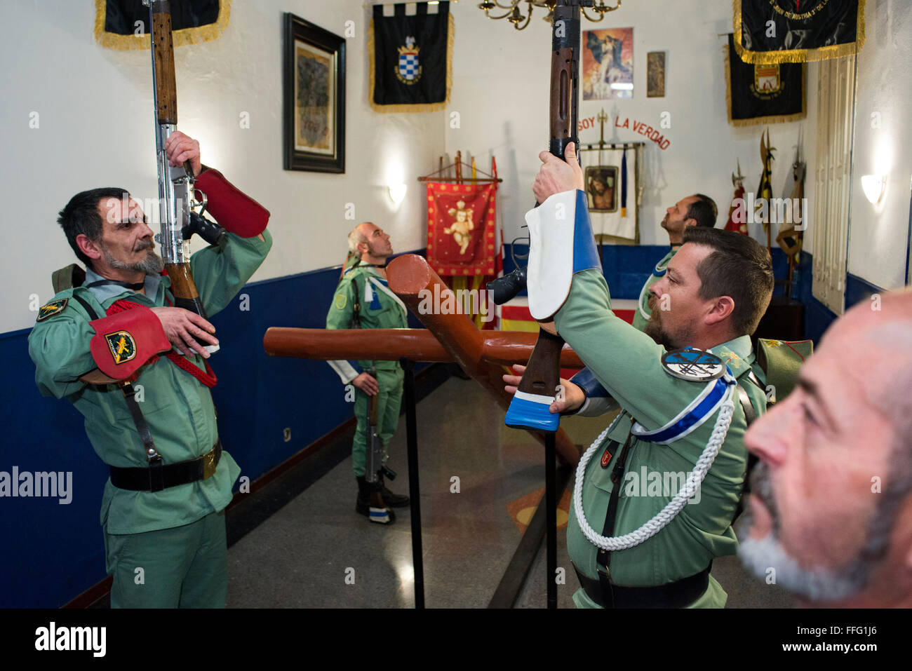 Hermandad de Antiguos Caballeros Legionarios a Barcellona. La Fraternità di veterani cavalieri legionari. Preparare la Settimana Santa processione. Foto Stock