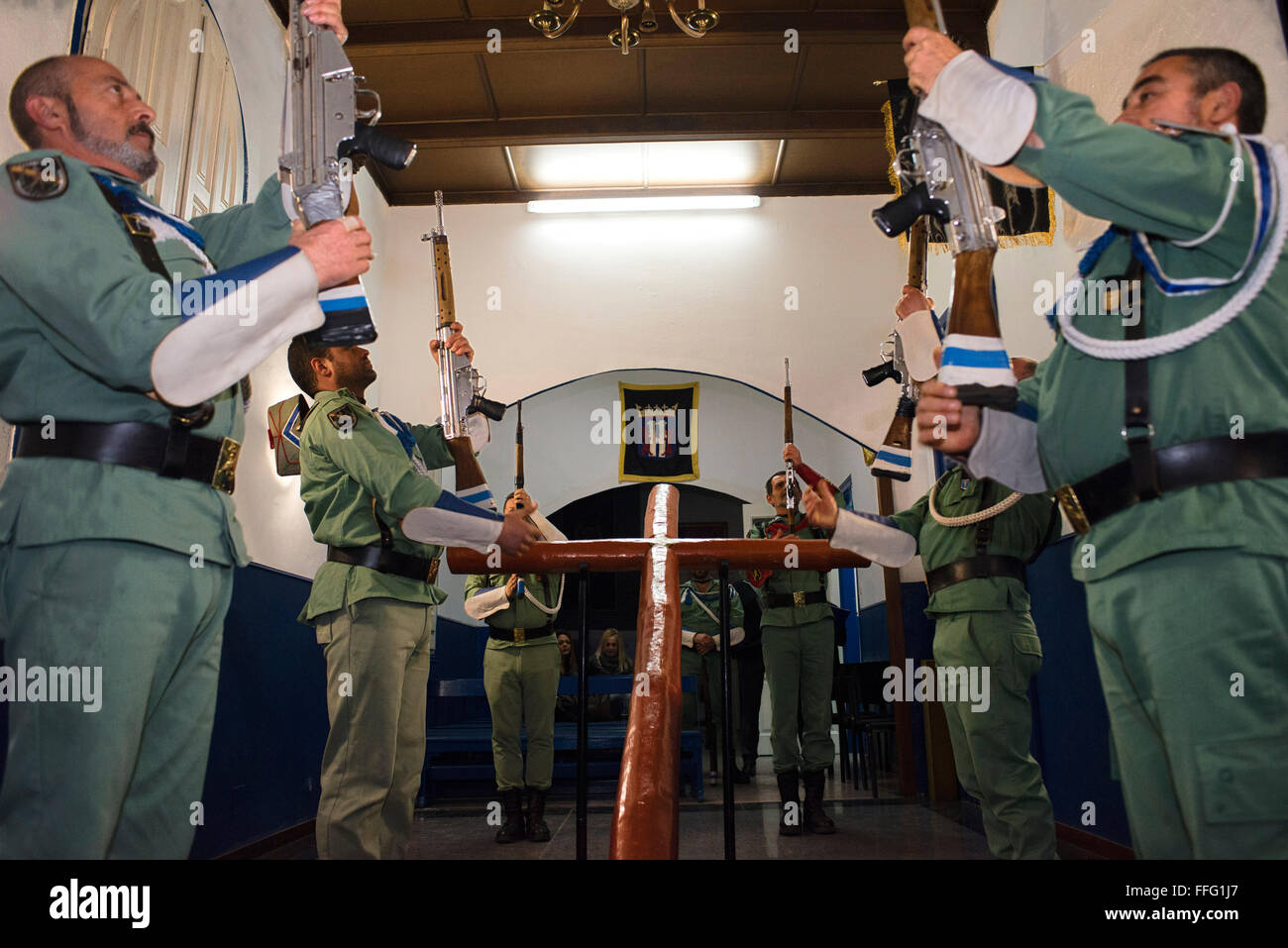 Hermandad de Antiguos Caballeros Legionarios a Barcellona. La Fraternità di veterani cavalieri legionari. Preparare la Settimana Santa processione. Foto Stock