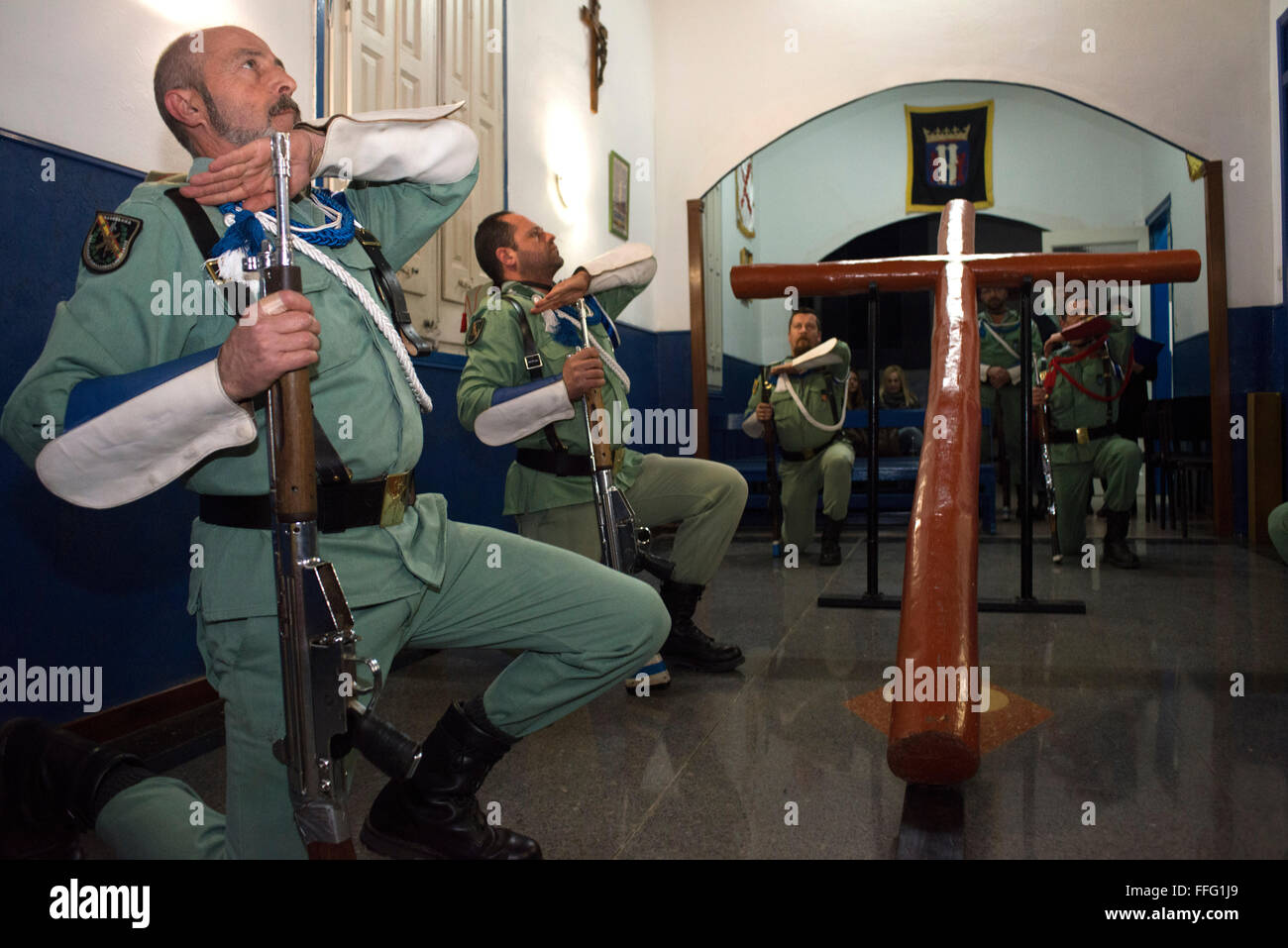 Hermandad de Antiguos Caballeros Legionarios a Barcellona. La Fraternità di veterani cavalieri legionari. Preparare la Settimana Santa processione. Foto Stock