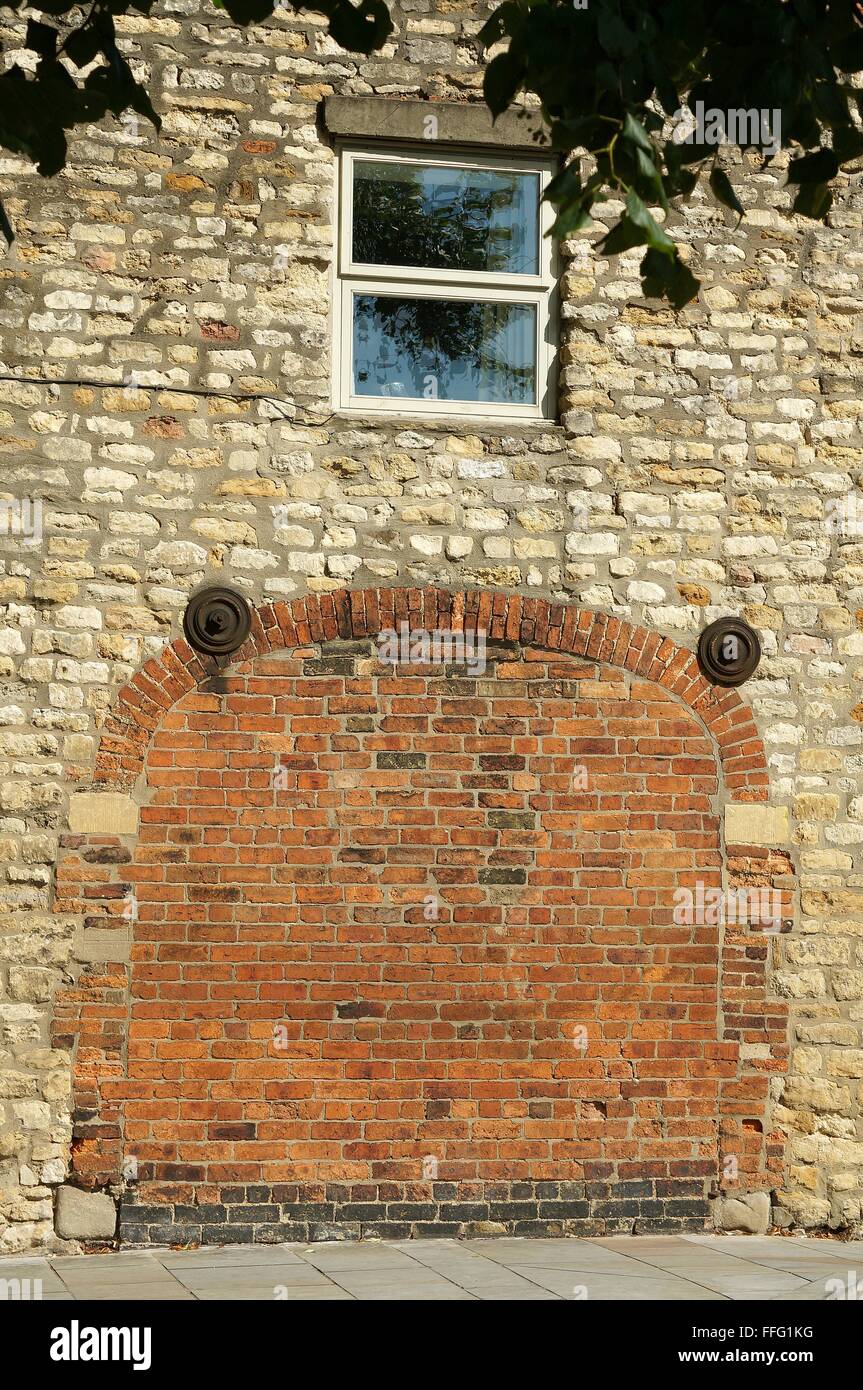 Un'entrata a un arco in mattoni sul Westgate vicino all'area della Cattedrale e del Castello nella città di Lincoln Lincolnshire Inghilterra GB UK 2015 Foto Stock