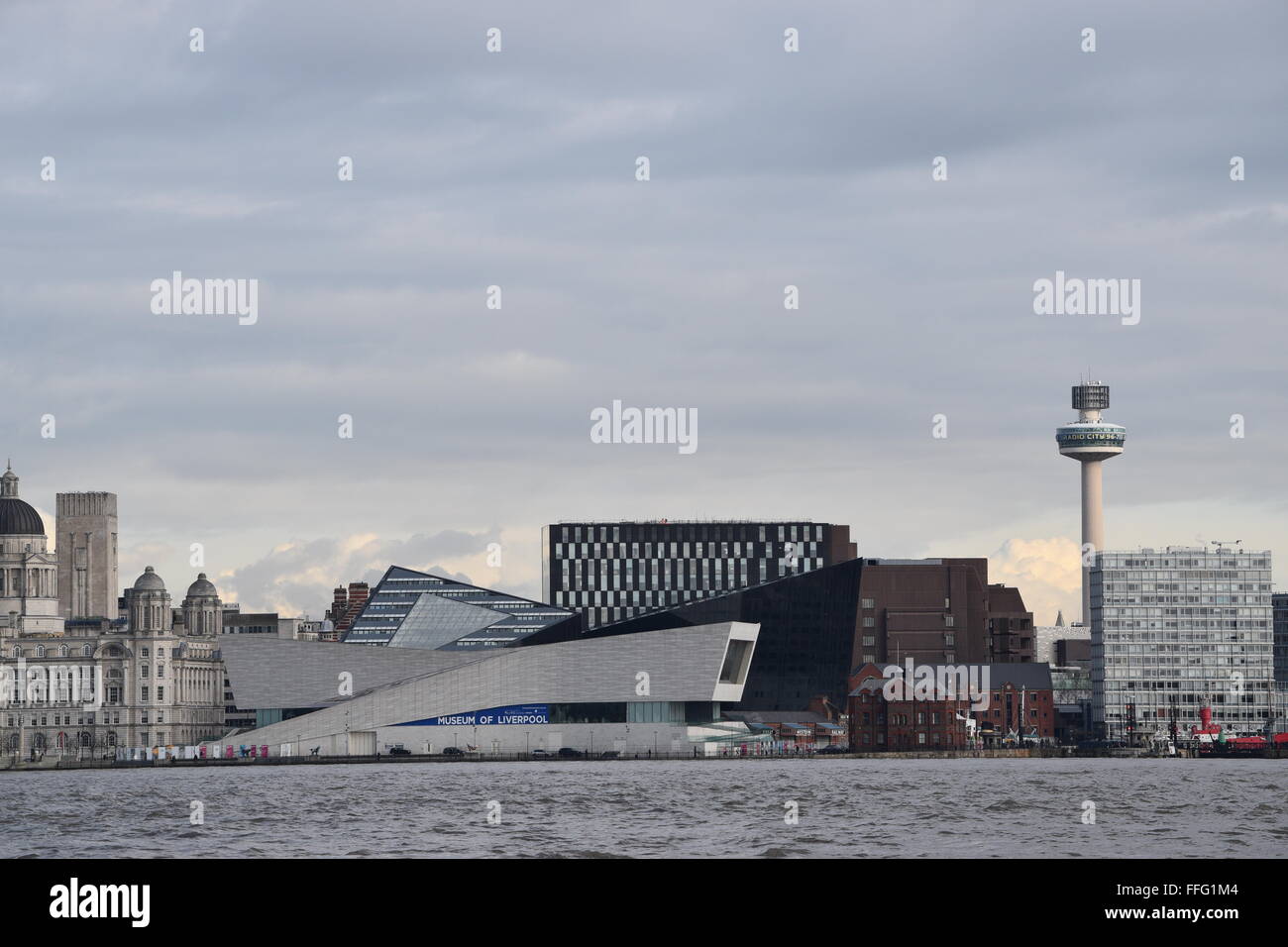 Liverpool Waterfront, il bianco edificio di forma allungata è il Museo di Liverpool. Sulla destra è San Giovanni il faro a luce rotante. Foto Stock