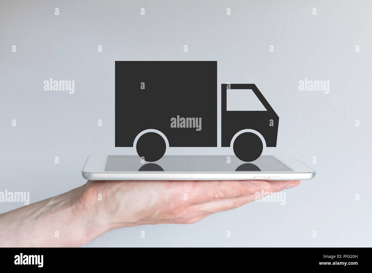 Trasporto digitale / logistica con truck icona su tablet Foto Stock