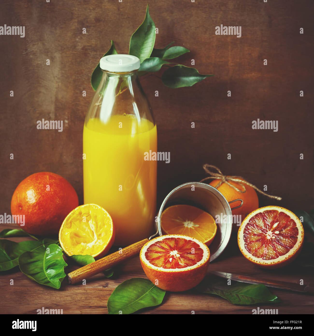 Natura morta con frutta di arancia e succo di frutta sul tavolo di legno. Lo stile di pittura. Messa a fuoco selettiva. Instagram effetto colore. Foto Stock