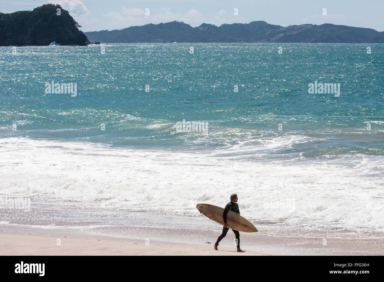 Surfers at Hot Water Beach, Mercury Bay, Penisola di Coromandel, Isola del Nord, Nuova Zelanda. Sulla costa orientale della Penisola di Coromandel, a sud, di, Hahei Foto Stock