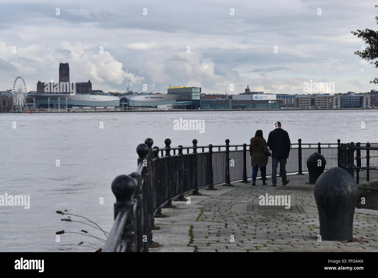 Woodside, Birkenhead, mostrando Liverpool Cattedrale anglicana, centro conferenze e Echo Arena sul lungomare. Foto Stock