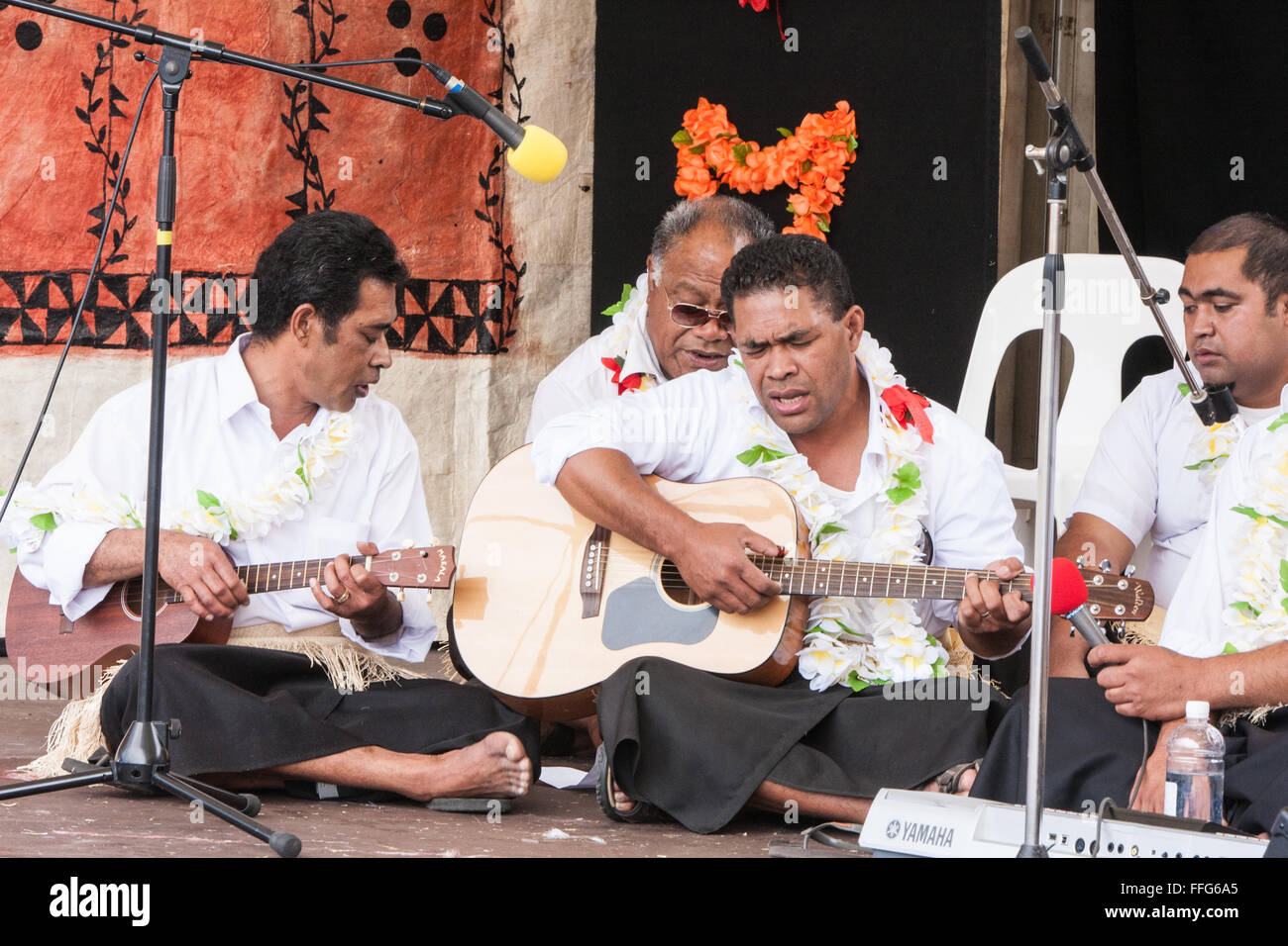 Gli artisti interpreti o esecutori sul palco di marcia annuale raduno al Festival Pasifika,Auckland, Nuova Zelanda Foto Stock