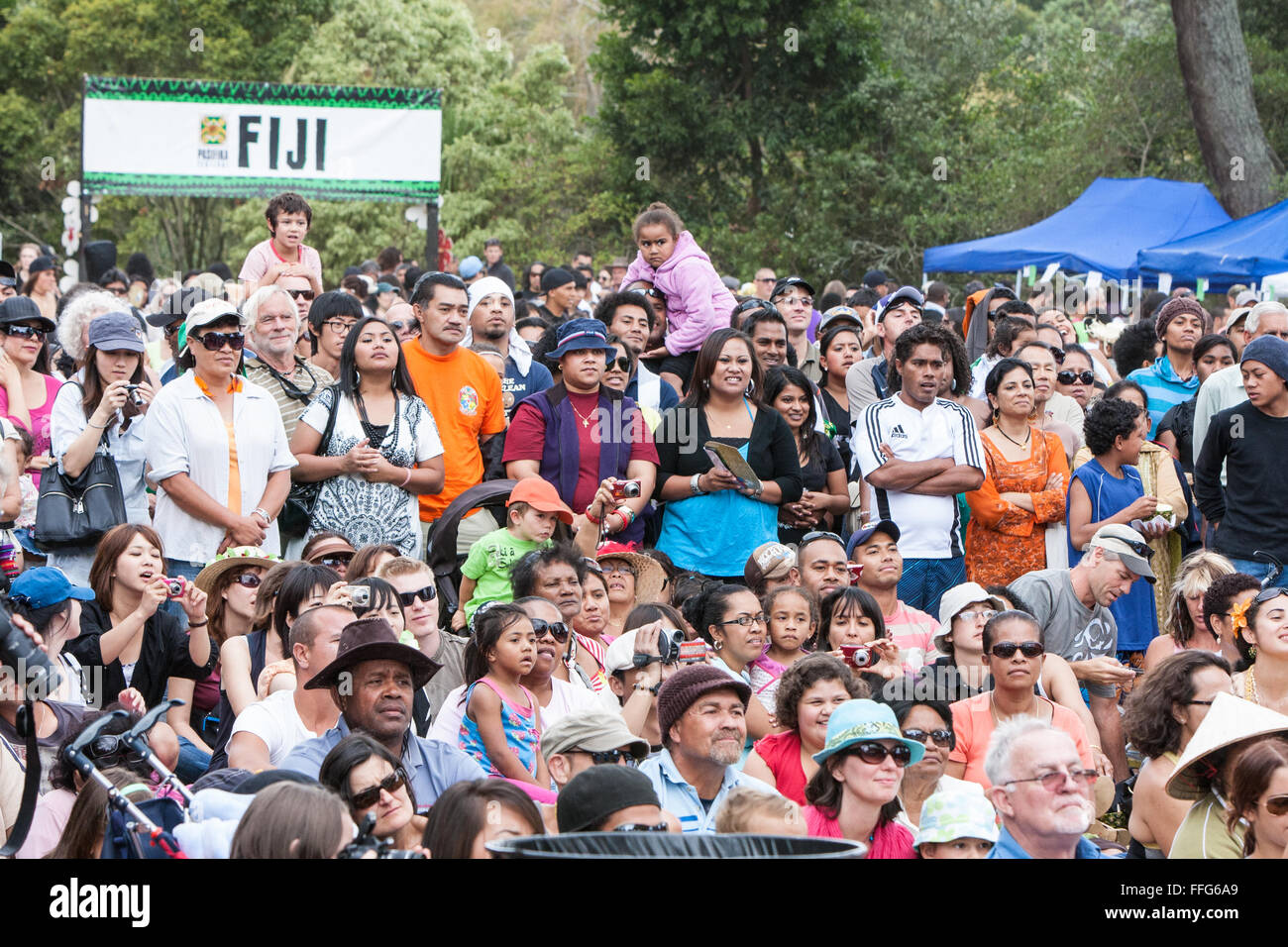 Pubblico dalle isole del Pacifico la visualizzazione gli interpreti di marcia annuale raduno al Festival Pasifika,Auckland, Nuova Zelanda Foto Stock