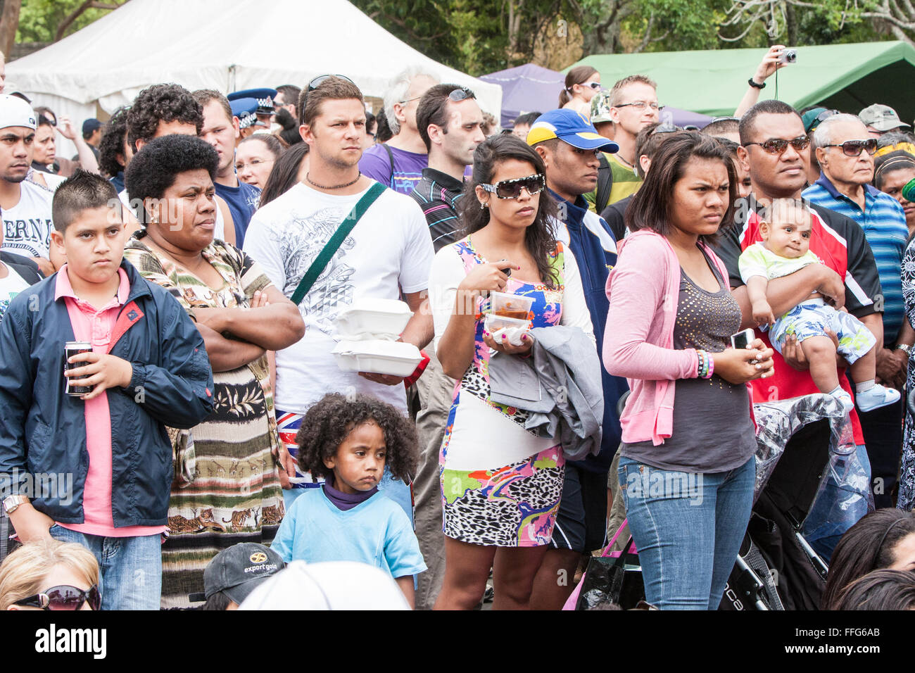Pubblico dalle isole del Pacifico la visualizzazione gli interpreti di marcia annuale raduno al Festival Pasifika,Auckland, Nuova Zelanda Foto Stock