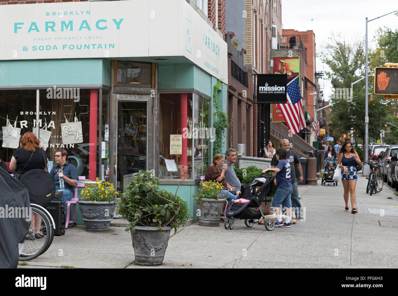 Patroni sedersi fuori a Brooklyn farmacia in Carroll Gardens quartiere di Brooklyn, New York. Foto Stock