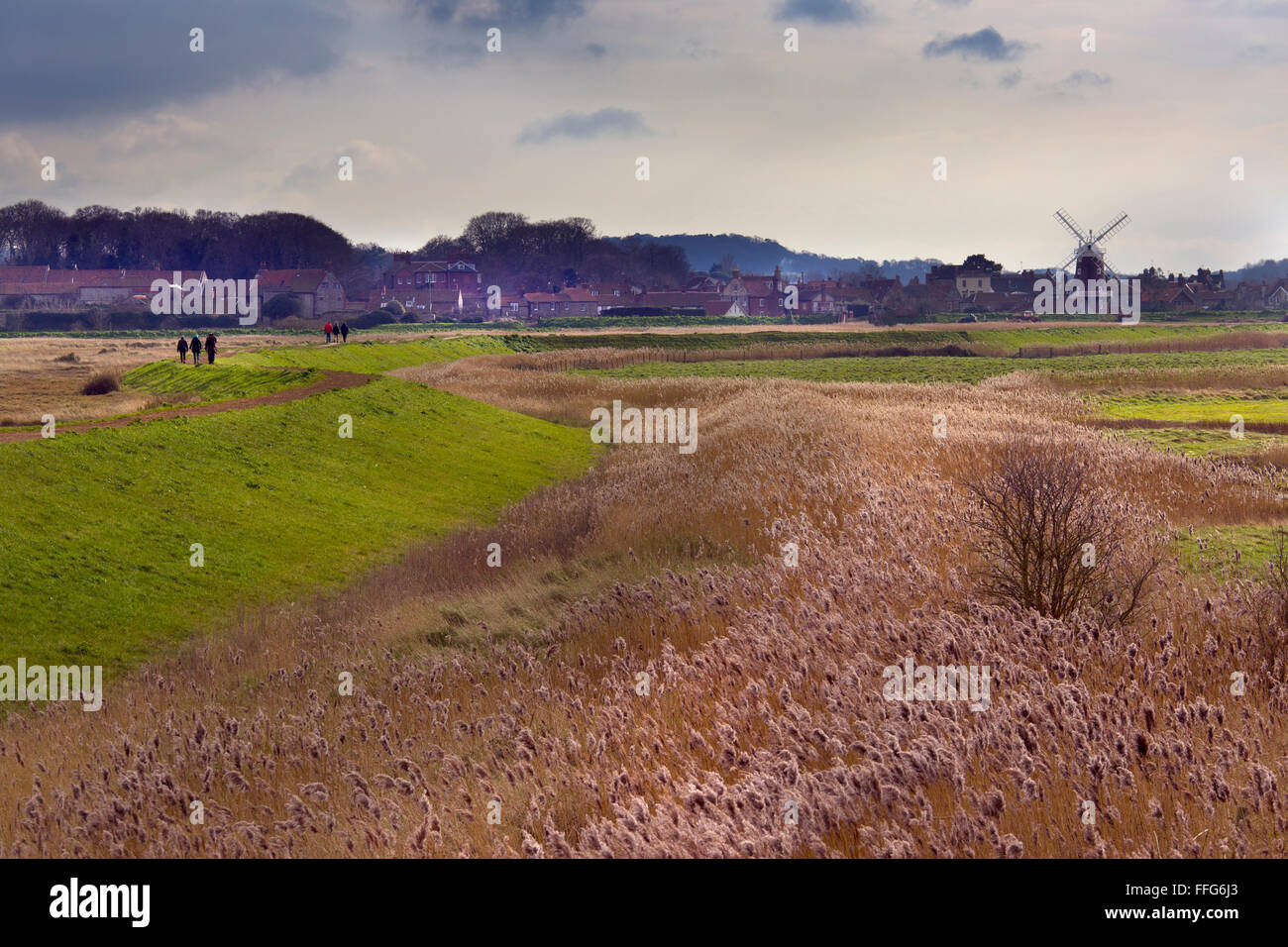 Mulino a vento di Cley e riserva naturale di Cley Marshes sulla costa nord del Norfolk Inghilterra Regno Unito Foto Stock