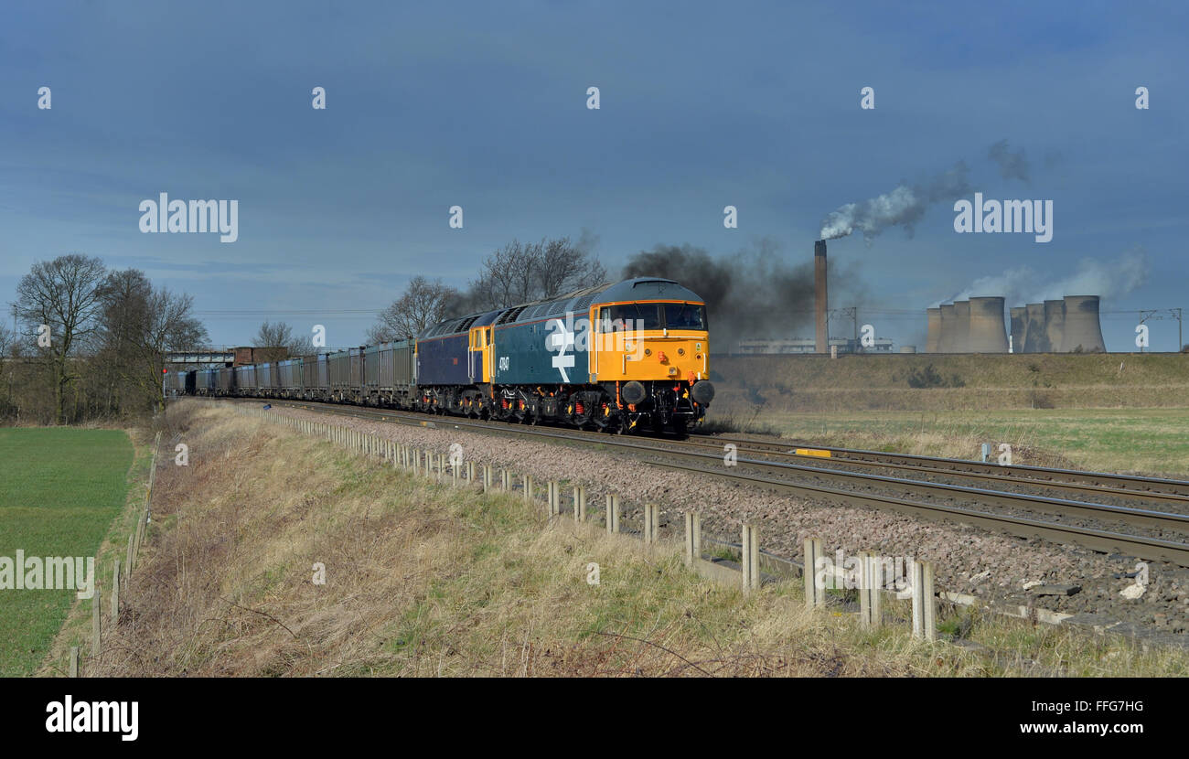 Classe 47 gesso trainato il treno in direzione di Drax Power Station, Eggborough Power Station si vede a destra. Foto Stock