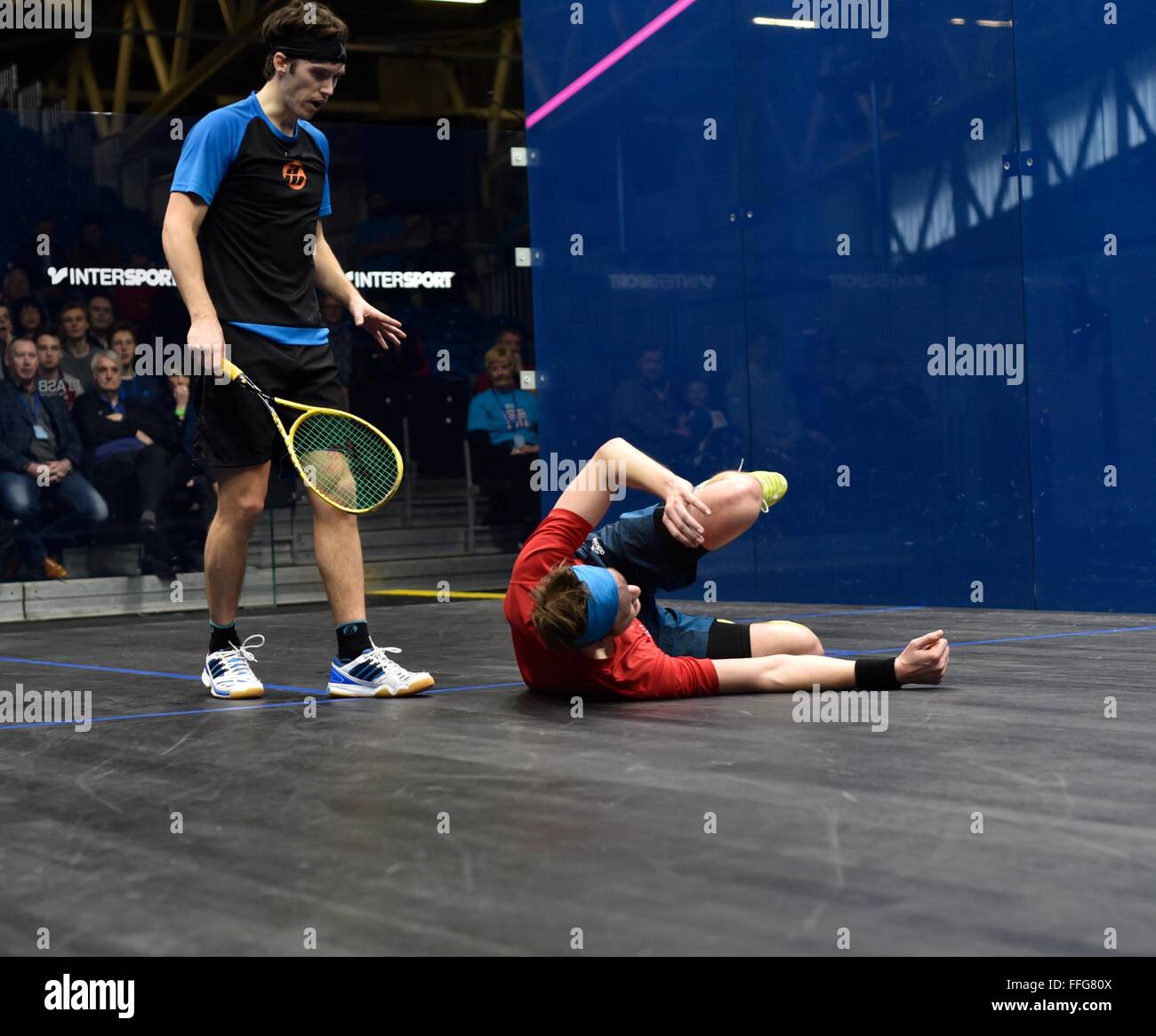 Manchester, Regno Unito, 13 febbraio, 2016. 5 seme Chris Simpson (Yorkshire) mostra preoccupazione per il secondo seme James Willstrop (Yorkshire) dopo una caduta in semifinale del British National Squash campionati a Sportcity, Manchester. Credito: Giovanni friggitrice/Alamy Live News Foto Stock