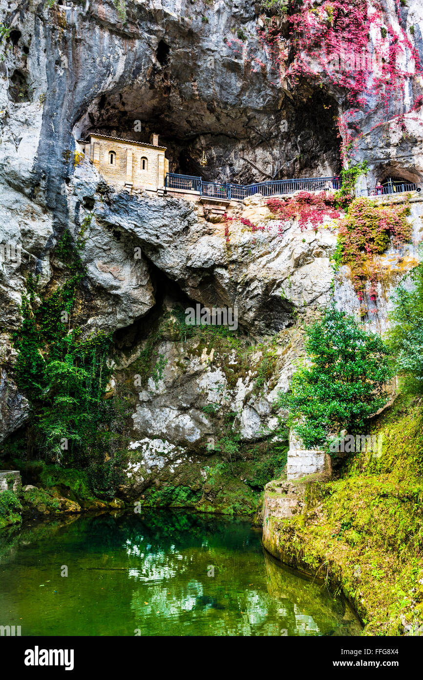 La Santa Cueva de Covadonga - Santa Grotta di Covadonga - è un santuario Cattolico si trova a Covadonga, Cangas de Onís, Asturias, Foto Stock