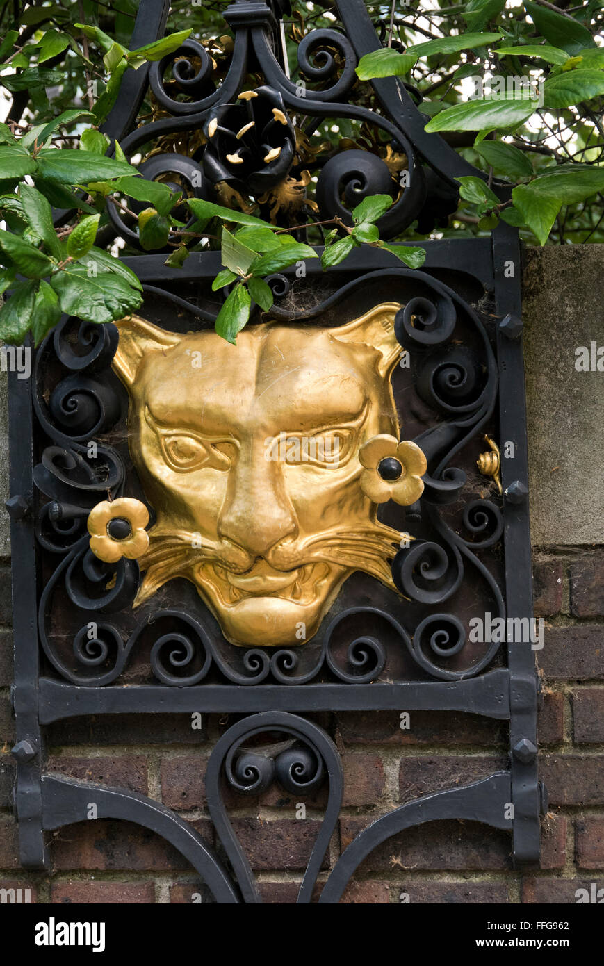 Una scultura di un gatto faccia Oro dipinta su un muro esterno al Venerabile compagnia di orafi, Londra. Foto Stock