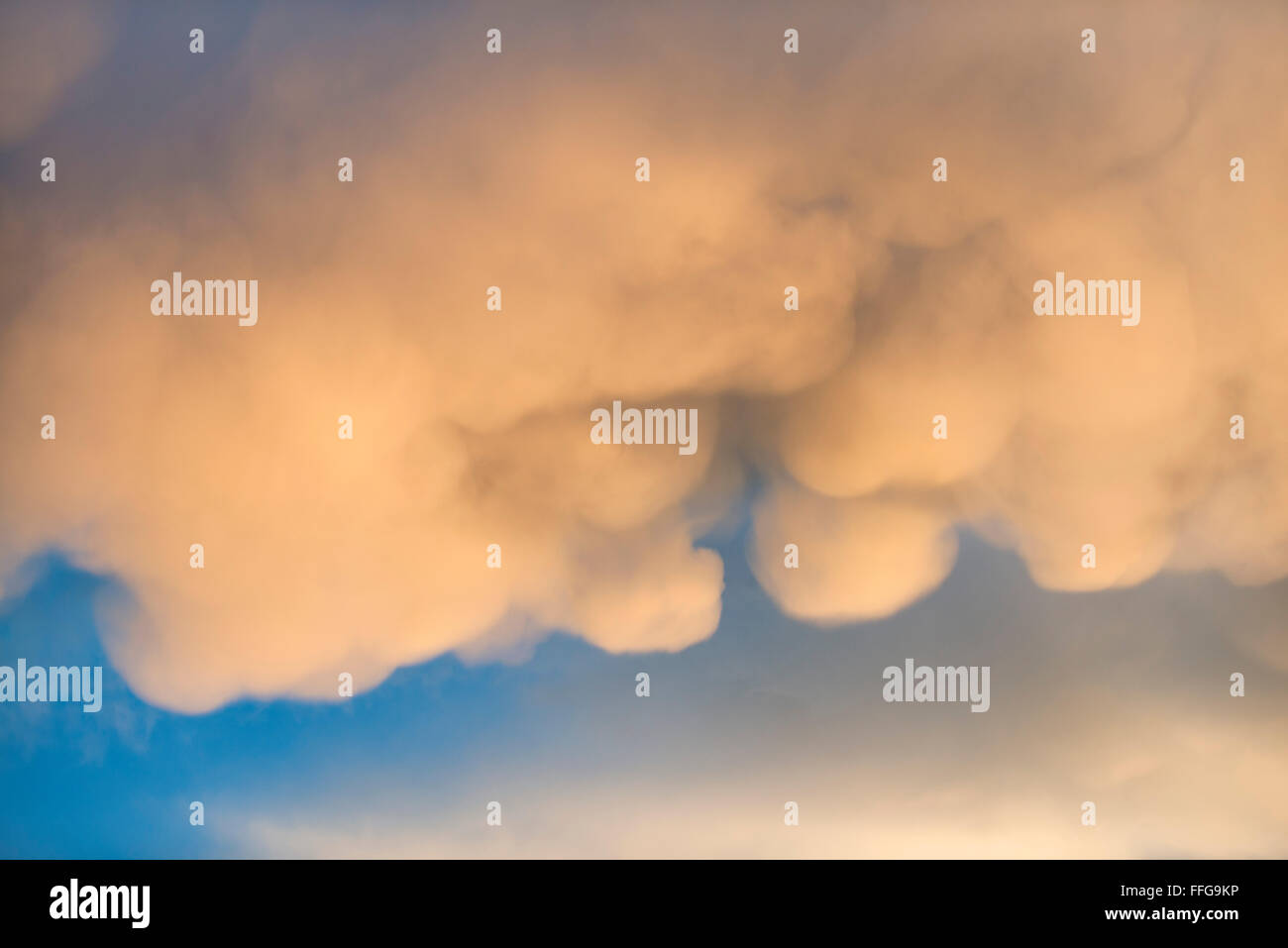 Cumulus mammato Cumulonimbus mamma nuvole presso la sera Inghilterra UK Europa Foto Stock