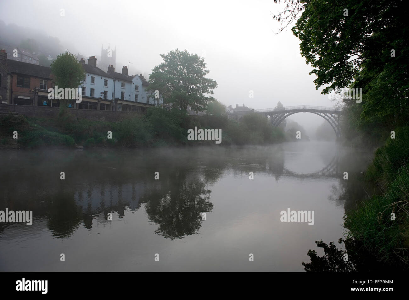 Primo ponte di ferro nel mondo fu costruito da Abraham Darby III fiume Severn di Ironbridge Shropshire England Regno Unito Europa Foto Stock