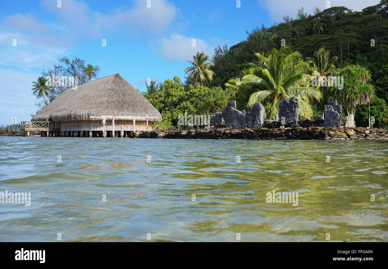 Marae e tariffa Potee sulla riva del lago Fauna Nui, Maeva, Huahine isola, Polinesia Francese Foto Stock