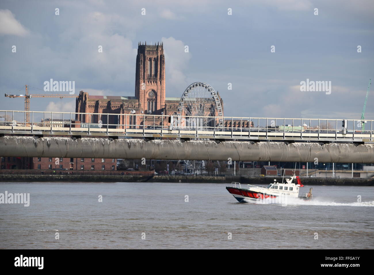 Liverpool barca pilota nella parte anteriore del Liverpool Cattedrale Anglicana Foto Stock