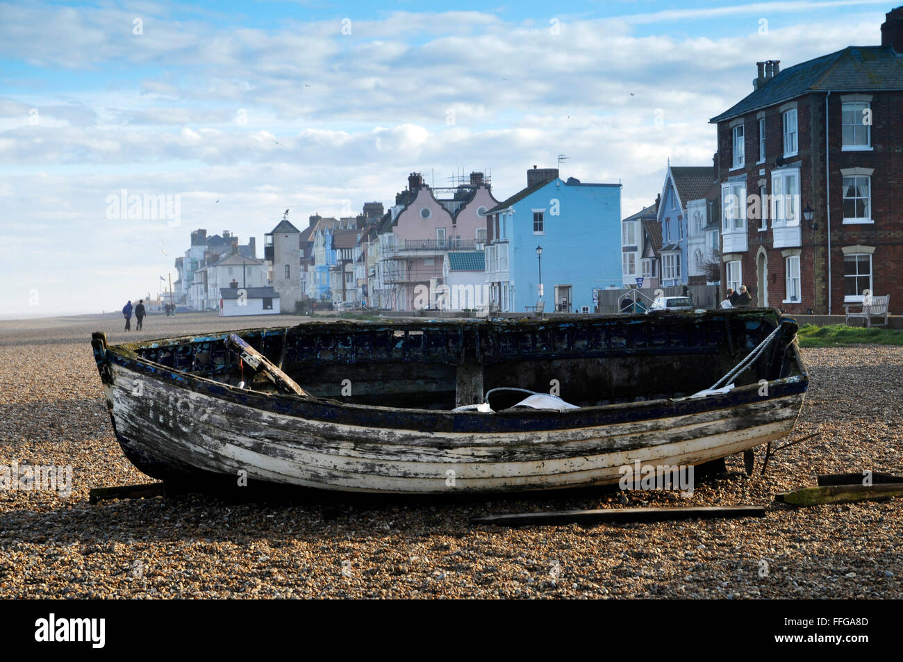 Fisher barca sulla spiaggia Aldeburgh Suffolk East Anglia England Regno Unito Europa Foto Stock