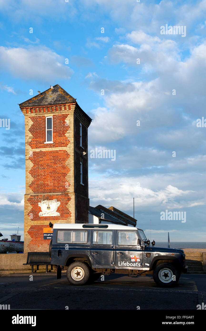 Aldeburgh a sud della torre di vedetta e Land Rover dal RNLI con il mare alle spalle e cielo blu Foto Stock