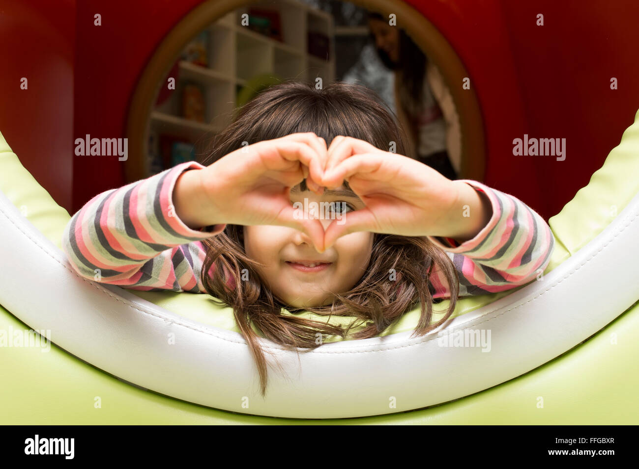 Bambina nella sala giochi Foto Stock