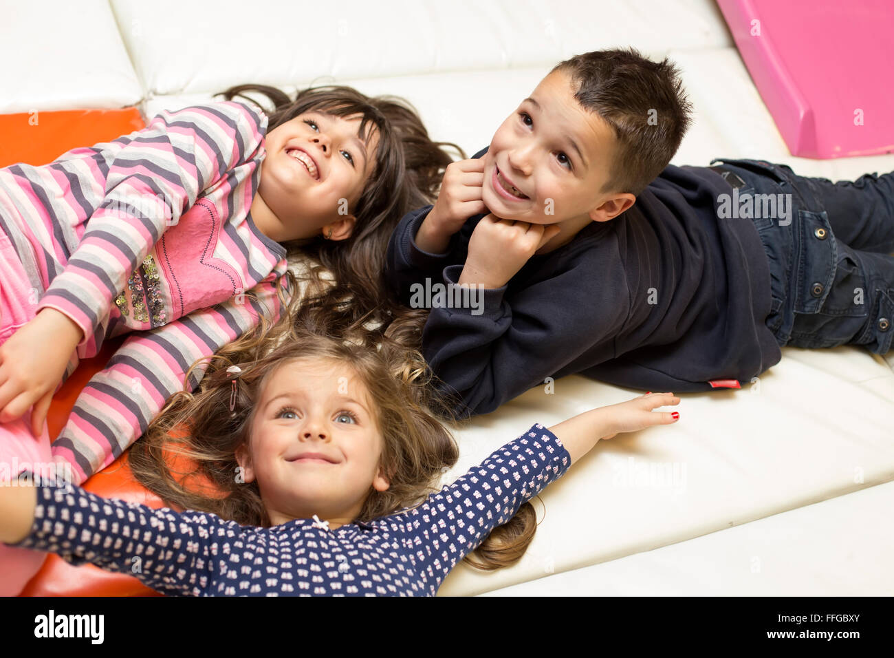 Bambini al parco giochi Foto Stock