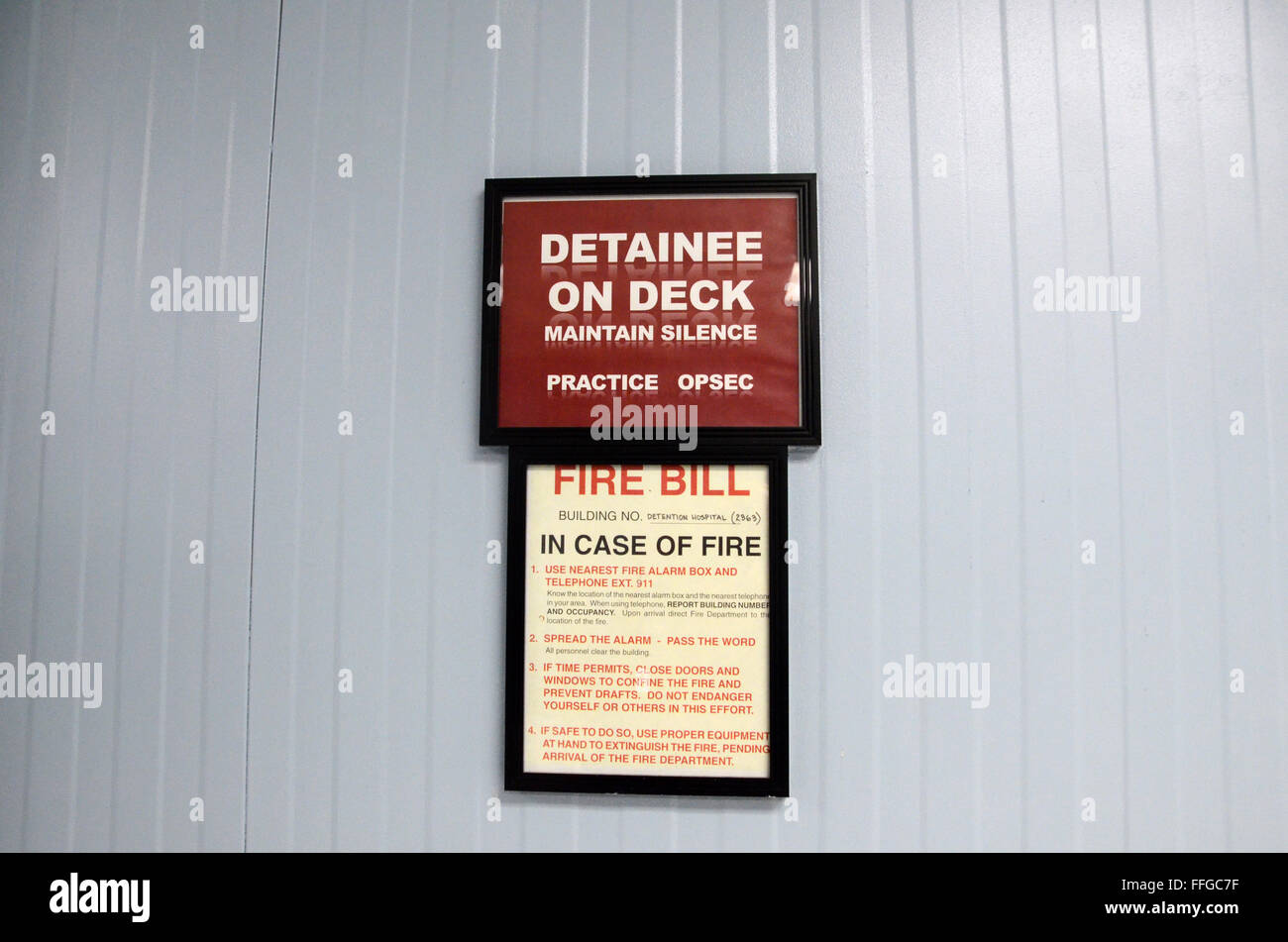 Guantanamo cuba gtmo camp delta detenuto sul ponte firmare Foto Stock
