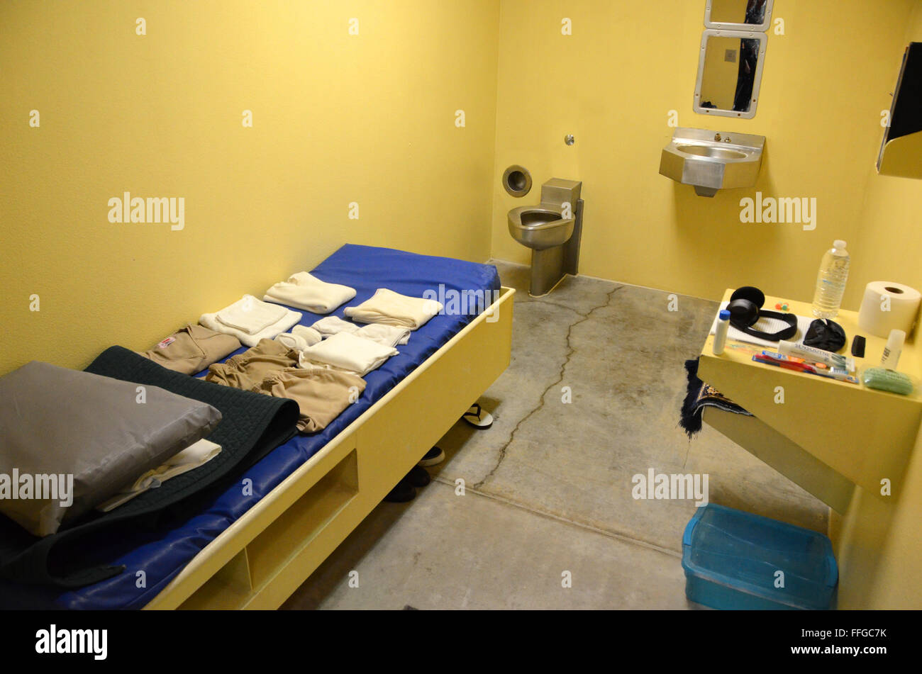 Guantanamo cuba gtmo camp sei blocco di cella cella con prigioniero detenuto gli oggetti personali di abbigliamento letto wc Foto Stock