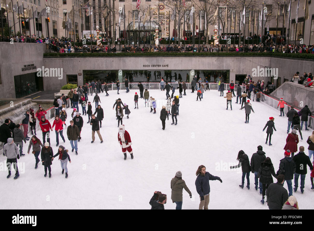 Pista di pattinaggio su ghiaccio al Rockefeller Plaza di New York. Foto Stock