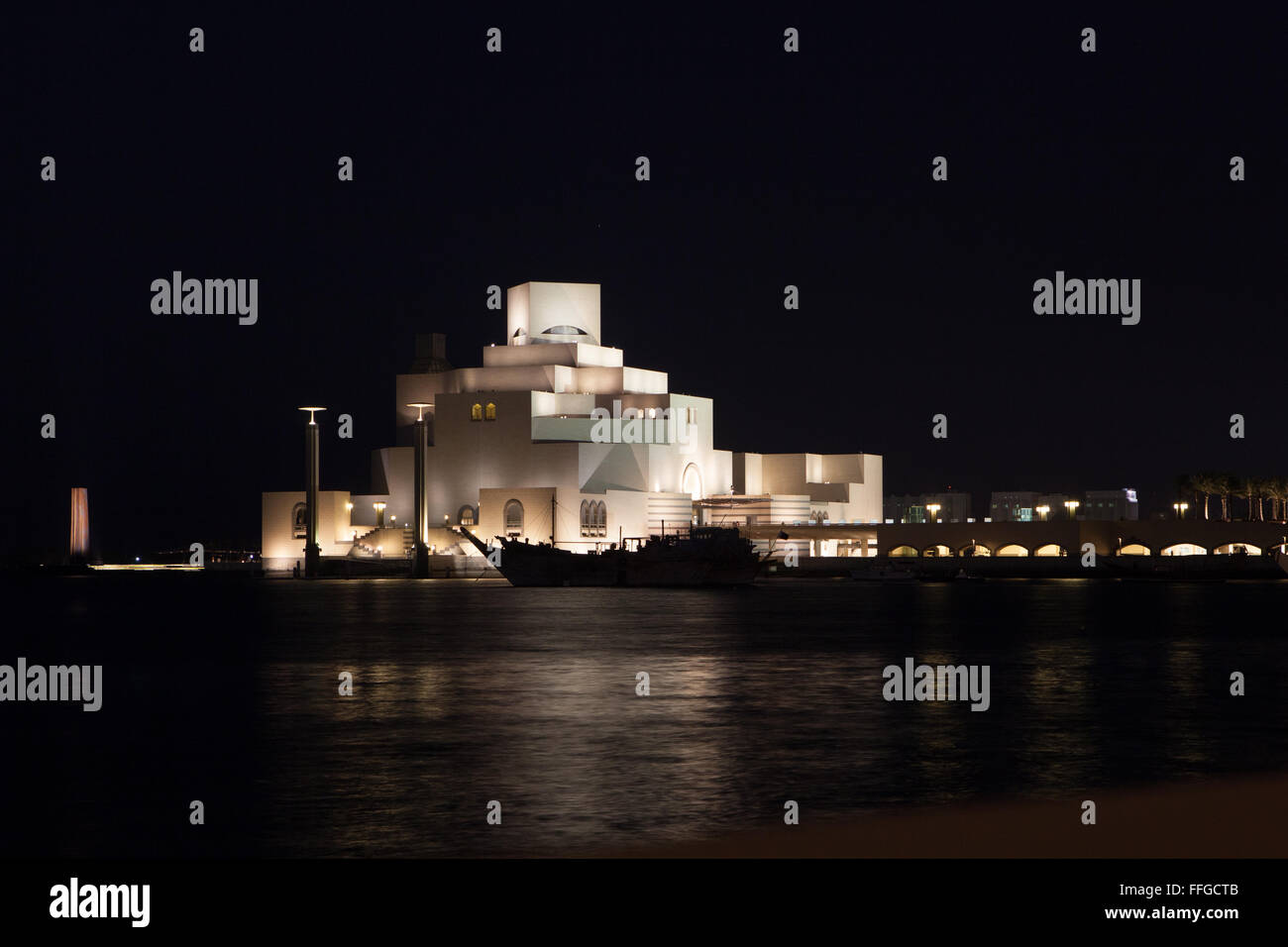 Il Museo di Arte Islamica, MIA, Doha, Qatar. Iconico edificio progettato dal rinomato architetto I.M. Pei. Visione notturna Foto Stock