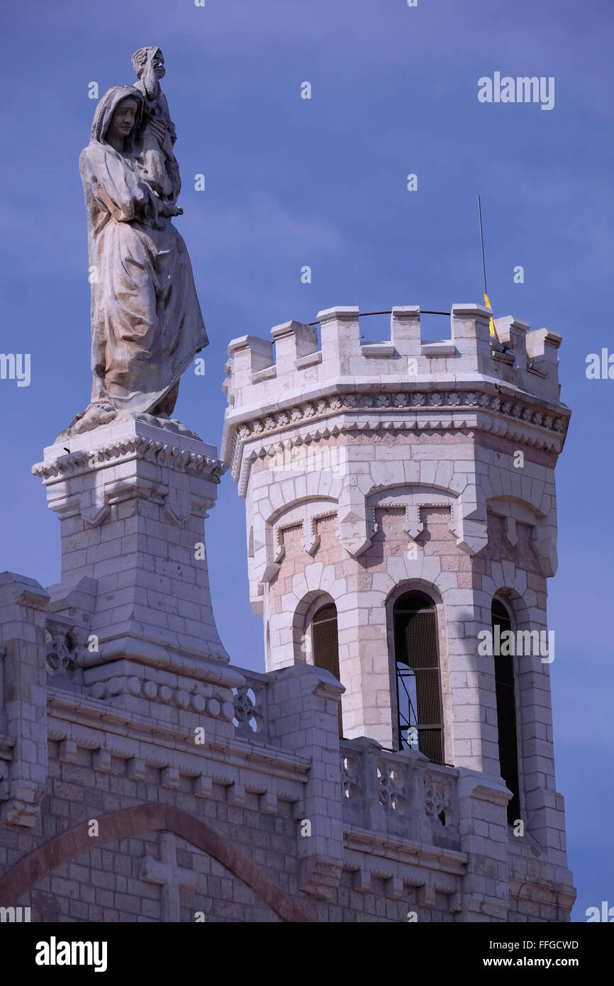 Torri del Pontificio Istituto Notre Dame una torreggiante cattedrale francese e una boutique guest house per i pellegrini costruito nel 1880 si trova di fronte alla città vecchia è di nuovo Gate. Jerusalem Israel Foto Stock