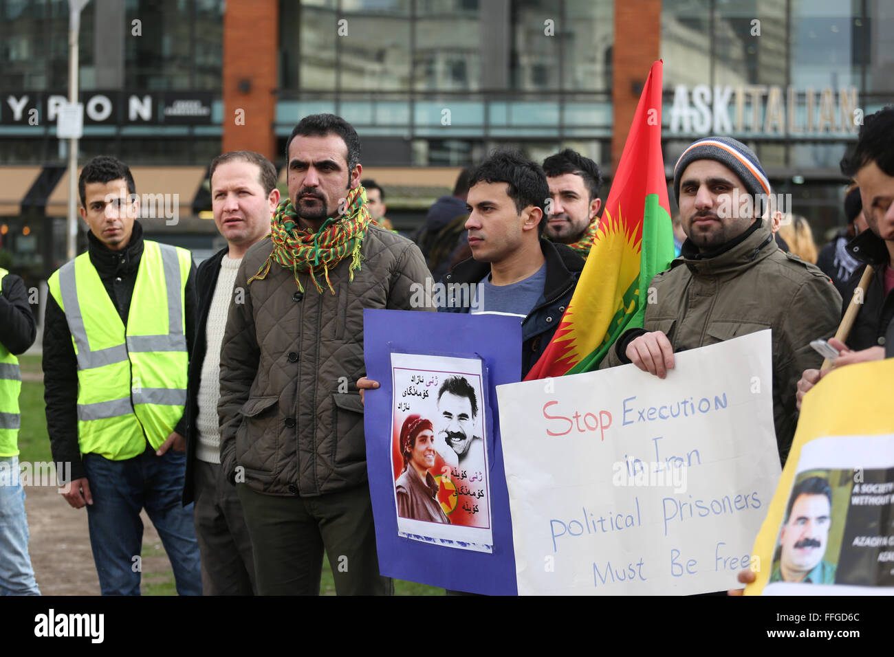 Manchester, Regno Unito. Xiii Febbraio, 2016. I manifestanti di tenere un rally in Manchester in un appello per la liberazione di Ocalan è un membro fondatore del Kurdistan Partito dei lavoratori. Manifestazione contro la detenzione di Abdullah Ocalan, uno dei membri fondatori dell'organizzazione militante il Kurdistan Partito dei lavoratori. Credito: Barbara Cook/Alamy Live News Foto Stock