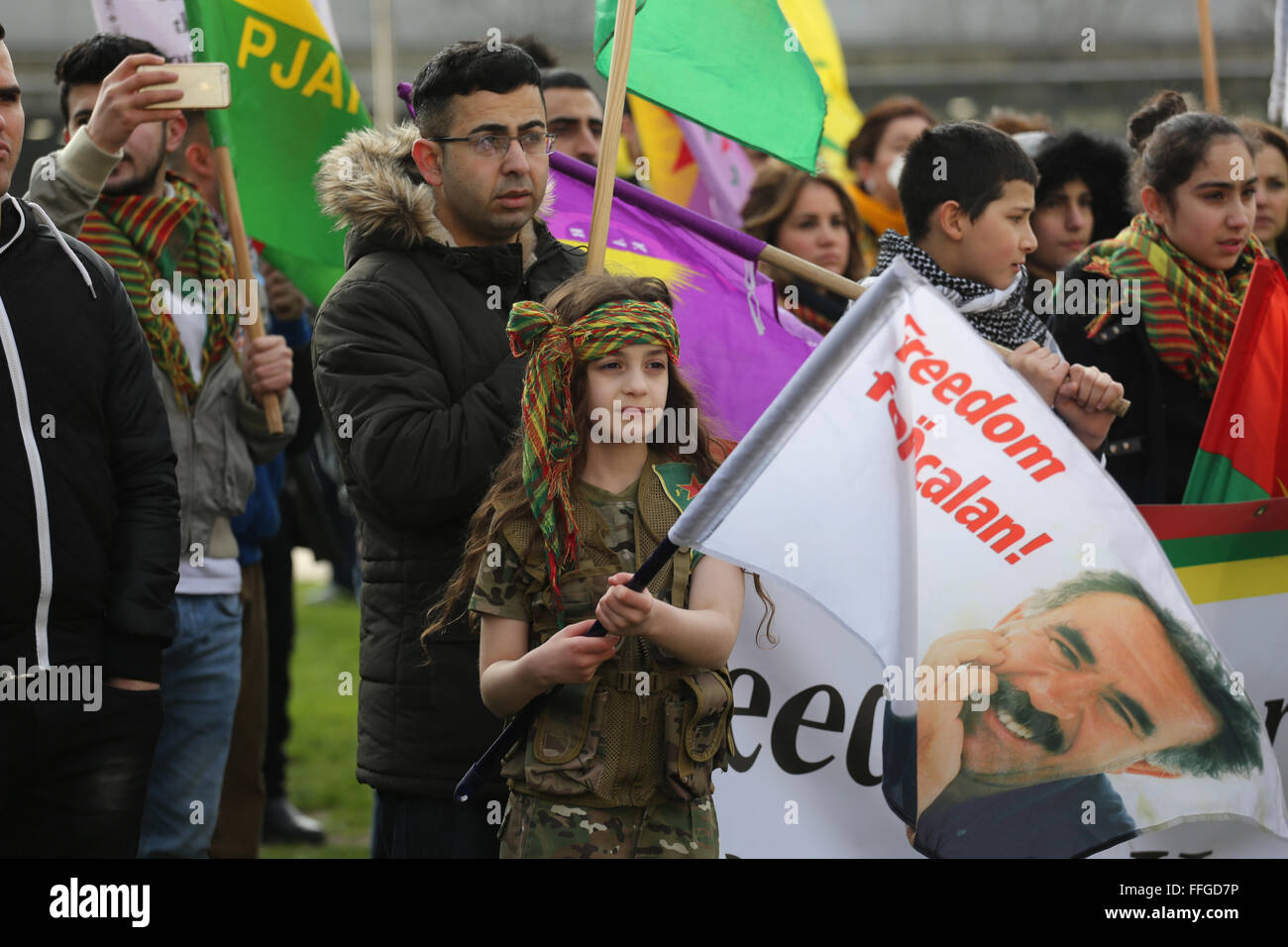 Manchester, Regno Unito. Xiii Febbraio, 2016. Una giovane ragazza che indossa un capo curdo sciarpa e tenendo una bandiera che chiedono la libertà di Öcalan durante un rally in Manchester. Manifestazione contro la detenzione di Abdullah Ocalan, uno dei membri fondatori dell'organizzazione militante il Kurdistan Partito dei lavoratori. Credito: Barbara Cook/Alamy Live News Foto Stock