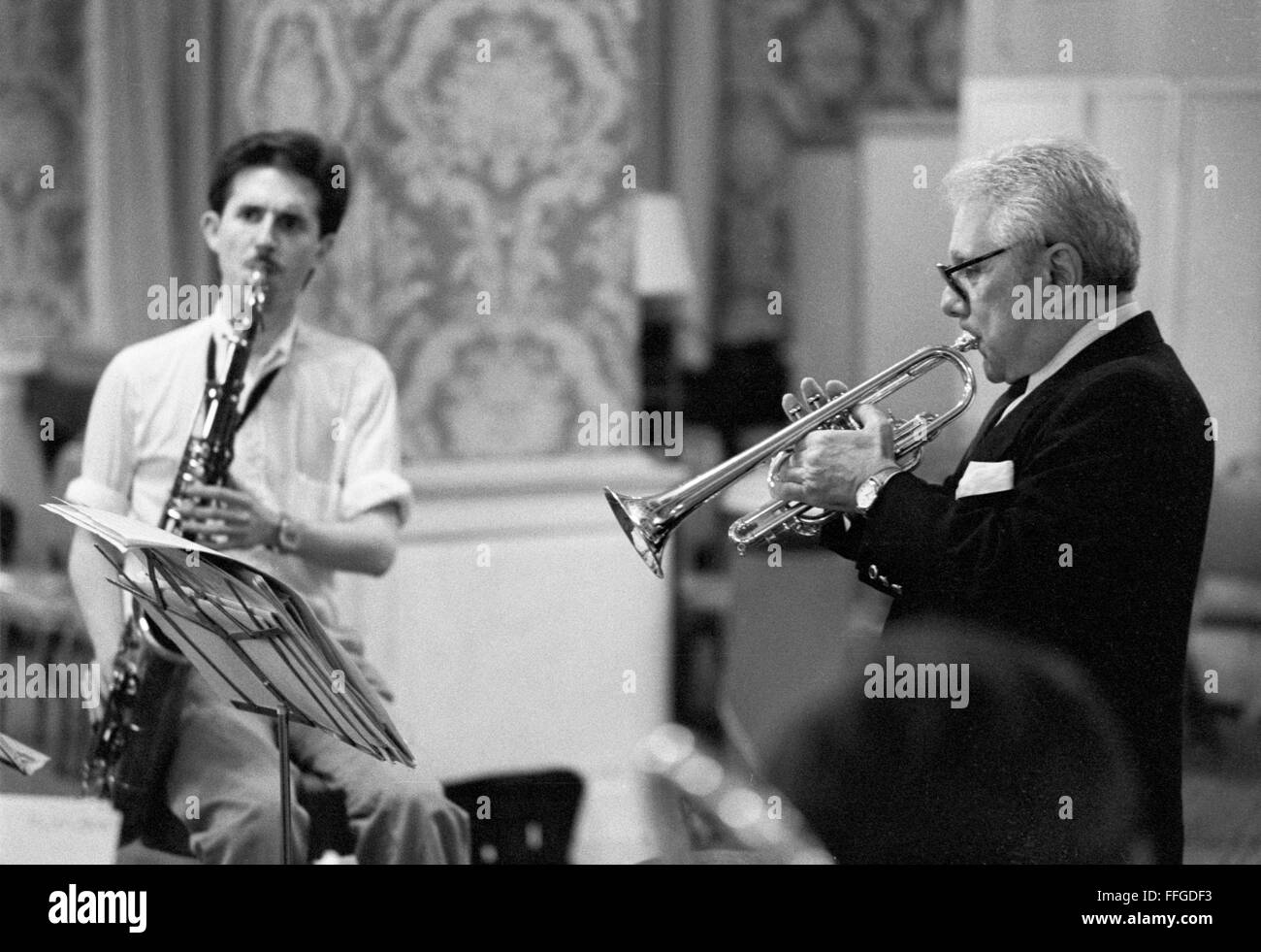 Musicista jazz Ruby Braff in occasione di una sessione con Scott Hamilton. La posizione e la data esatta sono sconosciuti, ma è probabile 1979 al 1982, a New York o New Jersey. Foto Stock