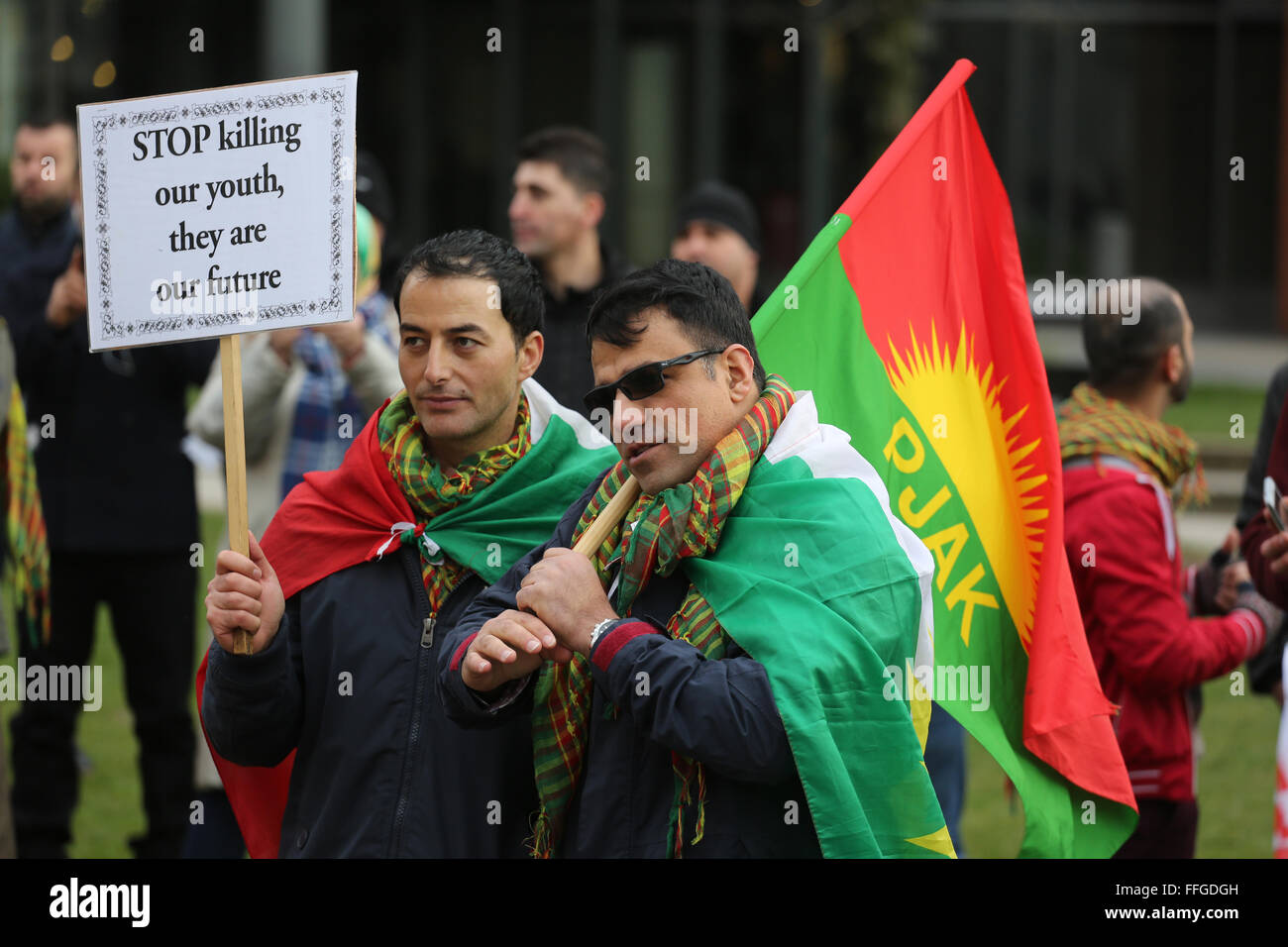 Manchester, Regno Unito. Xiii Febbraio 2016. manifestanti con bandiere PJAK e tenendo un cartello che recita "top uccidere i nostri giovani sono il nostro futuro". Manifestazione contro la detenzione di Abdullah Ocalan, uno dei membri fondatori dell'organizzazione militante il Kurdistan Partito dei lavoratori. Credito: Barbara Cook/Alamy Live News Foto Stock