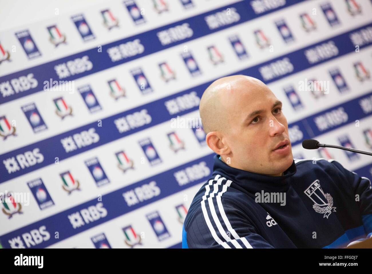 Roma, Italia. Xiii Febbraio, 2016. Sergio Parisse, capitano della Nazionale Italiana di rugby, alla conferenza stampa prima della partita contro l'Inghilterra durante la RBS 6 Nazioni Credit: Davide Fracassi/Pacific Press/Alamy Live News Foto Stock