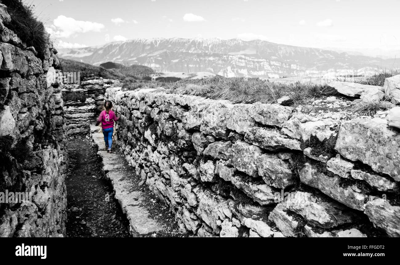 Trincea scavata nella roccia risalenti alla Prima Guerra Mondiale si trova sulle Alpi italiane. Foto Stock